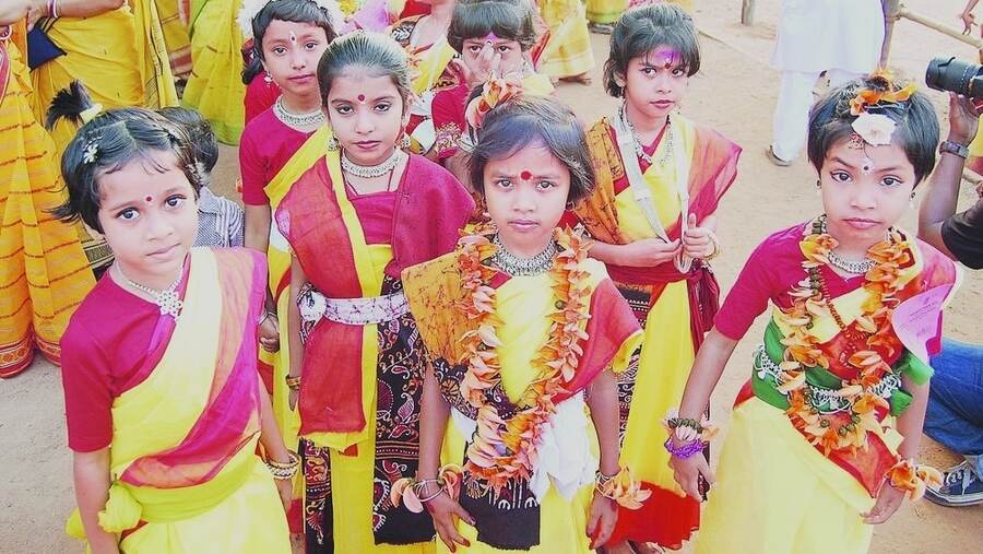 It might not be wrong to say that nowhere is the ‘palash’ celebrated the way it is in Santiniketan, where the flowers have become synonymous with the celebrations of spring and ‘Dol’ (Holi). In his poem, Ore grihobashi, Tagore wrote, ‘ranga hashi rashi rashi ashoke palashe’, immortalising the flower’s vibrant hues and connotations of celebration