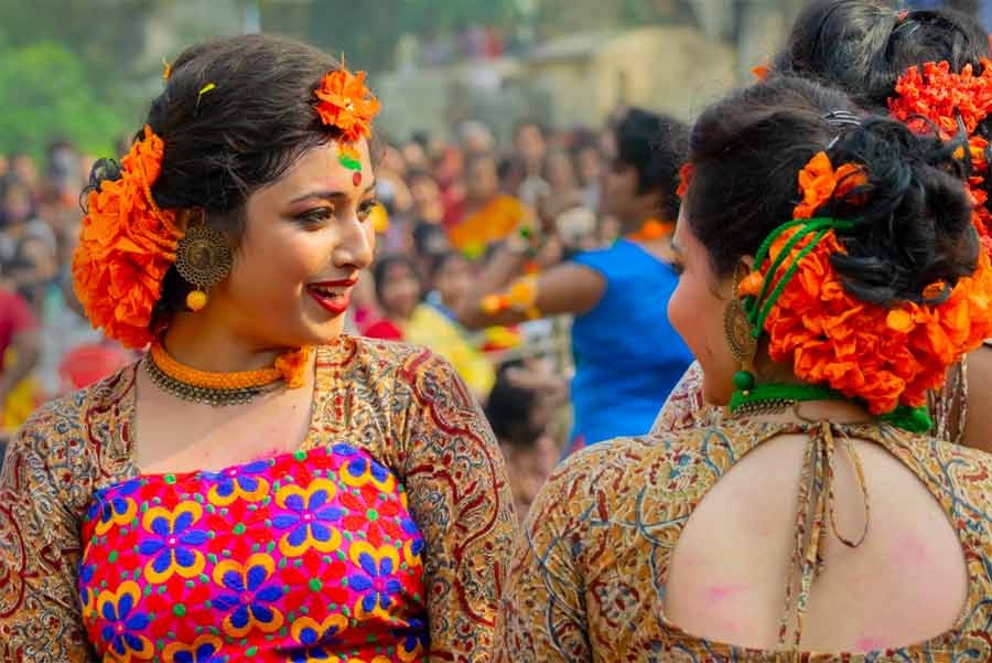 It is said that Tagore once urged the women studying at Visva-Bharati University to adorn garlands made from the palash flower — a practice common among the rural folk of the region. Since then, the flower has played a big role in the festivities and tourism of Santiniketan 