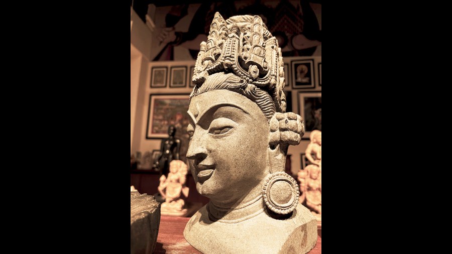 Explore a range of handcrafted sculptures and artefacts that ooze the tradition of Bengal and its grace along with art paying homage to the techniques and traditions of art in Bengal that have thrived for centuries.