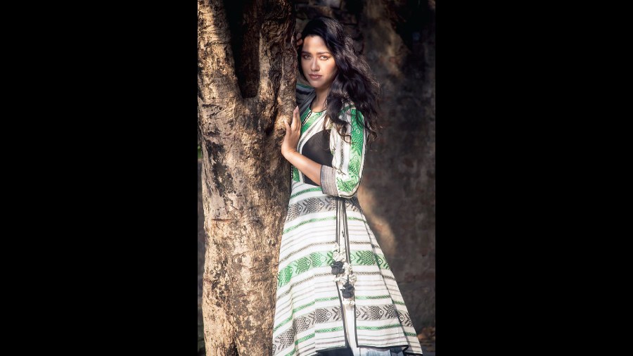 Browse through a display of apparel and jewellery that depicts a blend of the contemporary and the traditional through the collections of Abhishek Roy and Earthaments.
