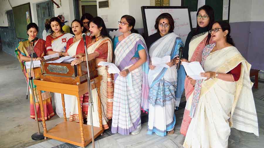 Teachers of Sri Aurobindo Institute of Education present  patriotic songs. 