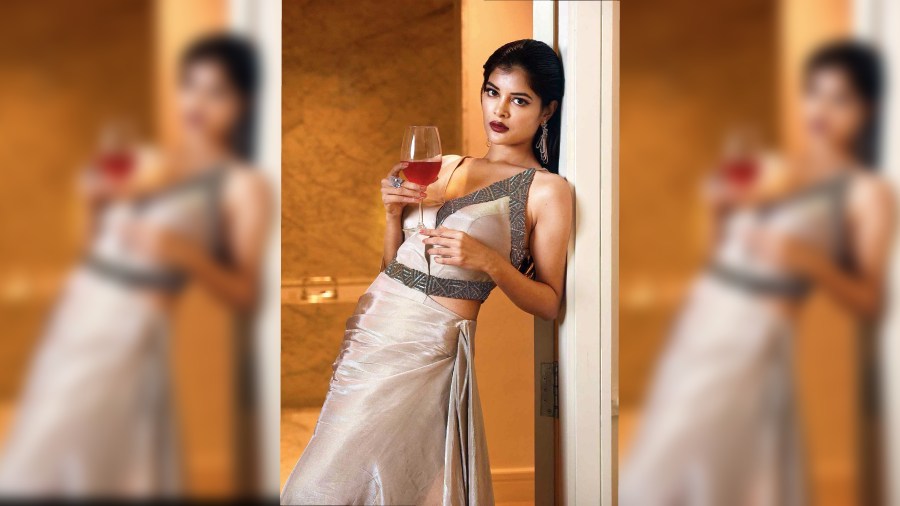 COCKTAIL:  If you are the bride who loves experimenting with your tresses, we suggest make it a cocktail look to remember with a very Kim Kardashian-inspired wet hair look that spells HOTNESS! Madhumita rocked the super sleek hairstyle (ideal for short-mid-length hair) along with a champagne cut-out dress from Ruceru, bold wine lips, and statement diamond and rose gold earrings for her gala evening look.