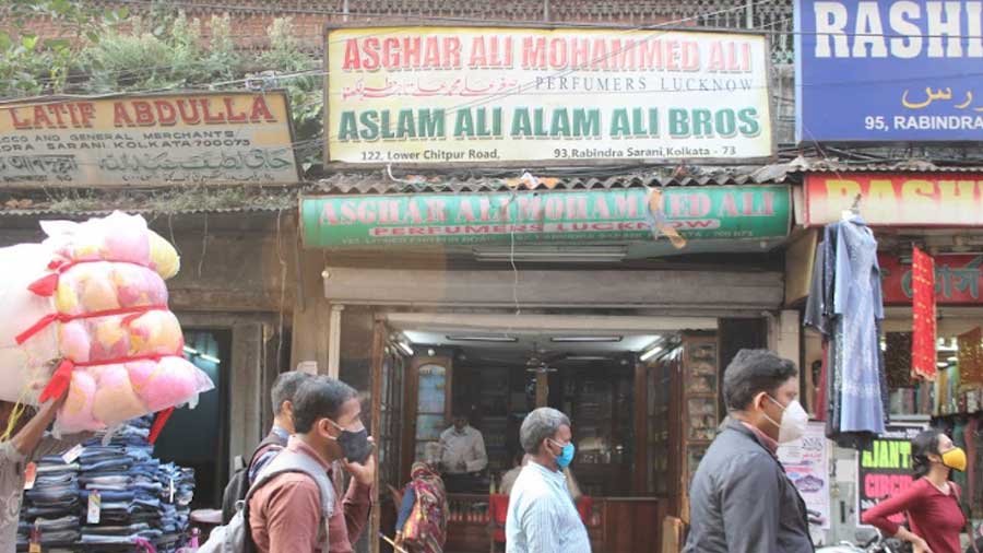 This ‘attar’ shop, in the immediate vicinity of the Nakhoda Masjid, used to be frequented by babus in the 19th century