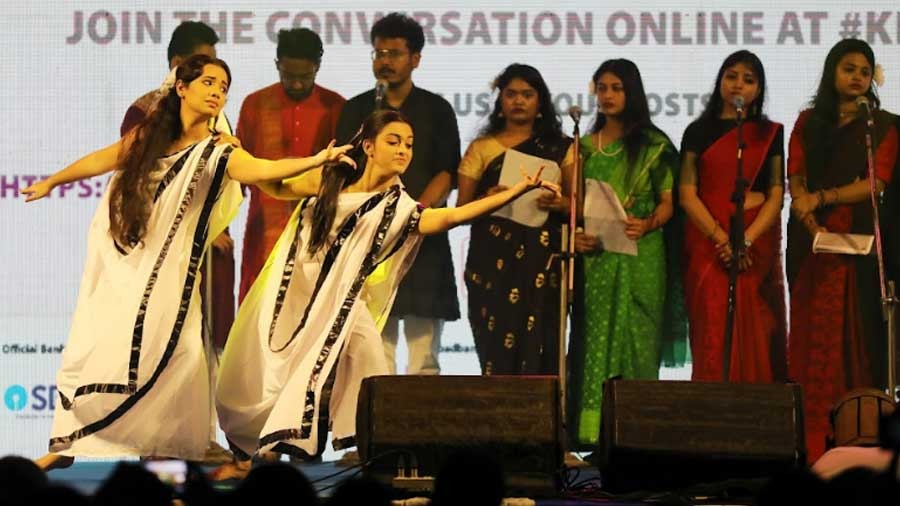 An inaugural cultural performance by the students of Sister Nivedita University sets proceedings in motion