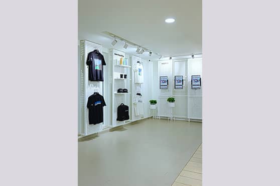 Unacademy merchandise such as apparel and stationery are on display on the merchandise wall from where they can be bought. Visitors to the store also have access to the functional cafeteria for refreshments.