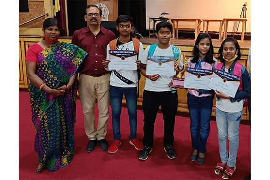 The winning group from MNPS received the award from RP Tyagi. 