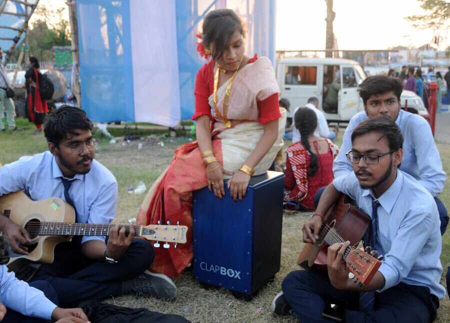 The festive atmosphere of the mela prevailed this year as well. Students found their way to the grounds for impromptu music sessions and a karaoke booth has been set up for people to bust out a tune if they wish to 