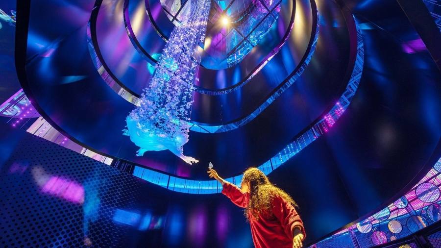 Alif, the mobility pavilion, looks at the evolution of the human race and also looks ahead to space technology. Its design, both from outside and inside reflects that theme