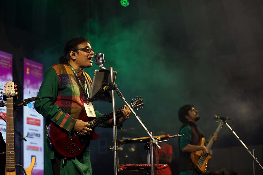 A musical performance by Surojit O Bondhura, presented by Khadi Udyog, draws KLF 2022 to a close