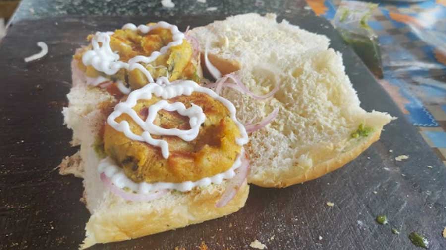 Shivam Sandwich’s vada pav with mayonnaise attracts foodies all the way from IEM
