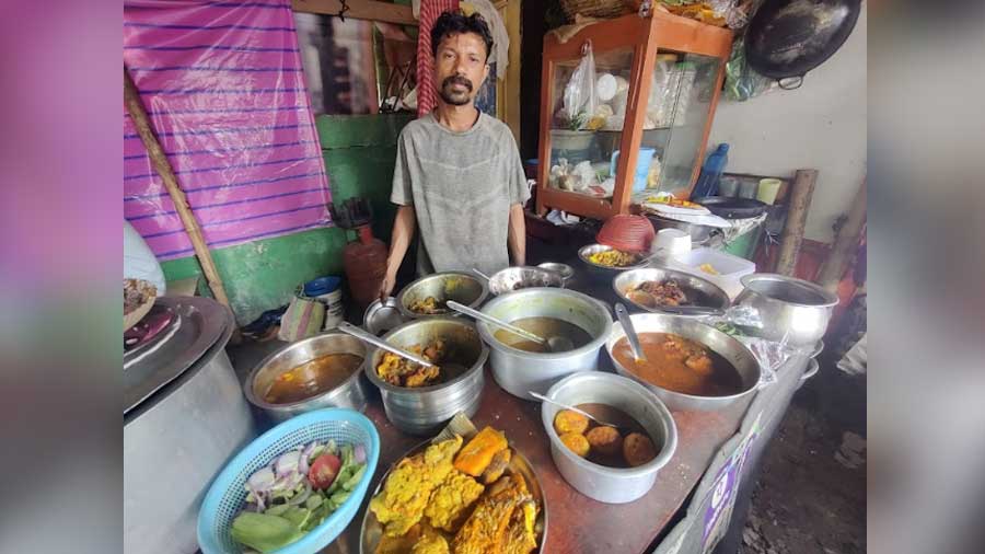 Babu Ghosh of New Maa Tara Restaurant offers a thaali system