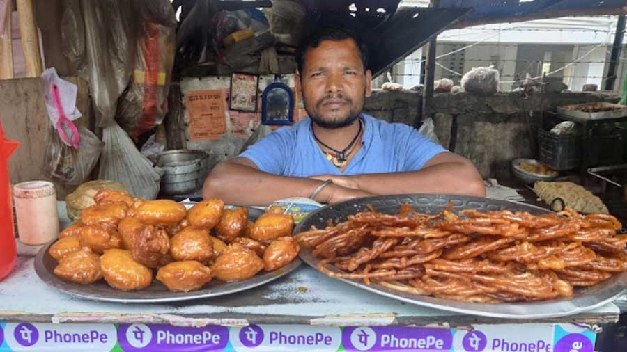 Shambhu Mahara offers fried goodness like singharas, jalebis and kachoris