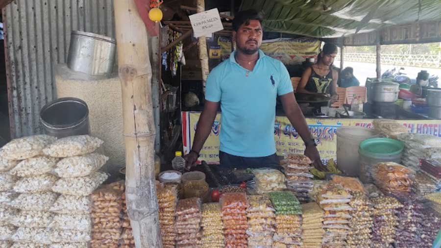 Ajay Kumar takes joy in preparing the city’s most popular snack: jhaal muri!