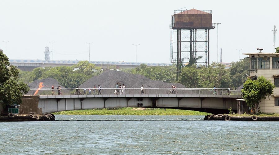 The bascule bridge that connects Kidderpore and Garden Reach