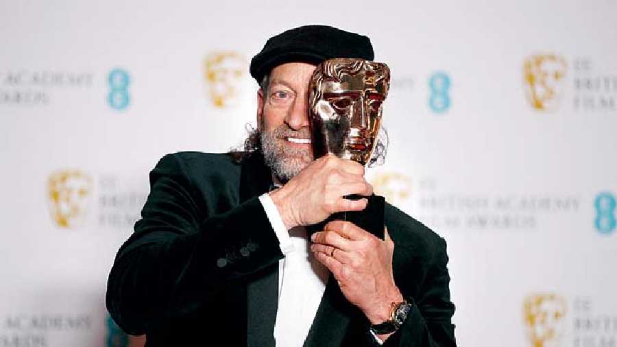 Troy Kotsur with his Best Supporting Actor trophy
