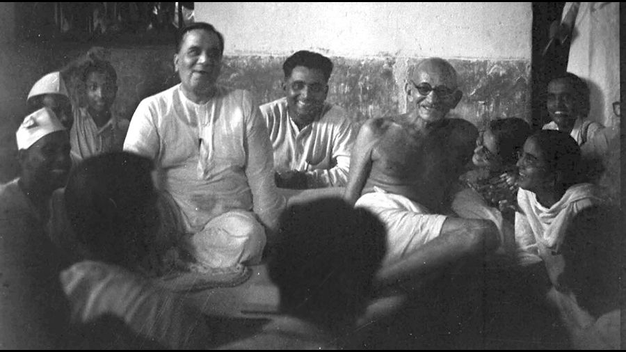 Huseyn Shaheed Suhrawardy and Mahatma Gandhi in Calcutta on or after August 15, 1947. Gandhi refused in any way to celebrate India’s Independence