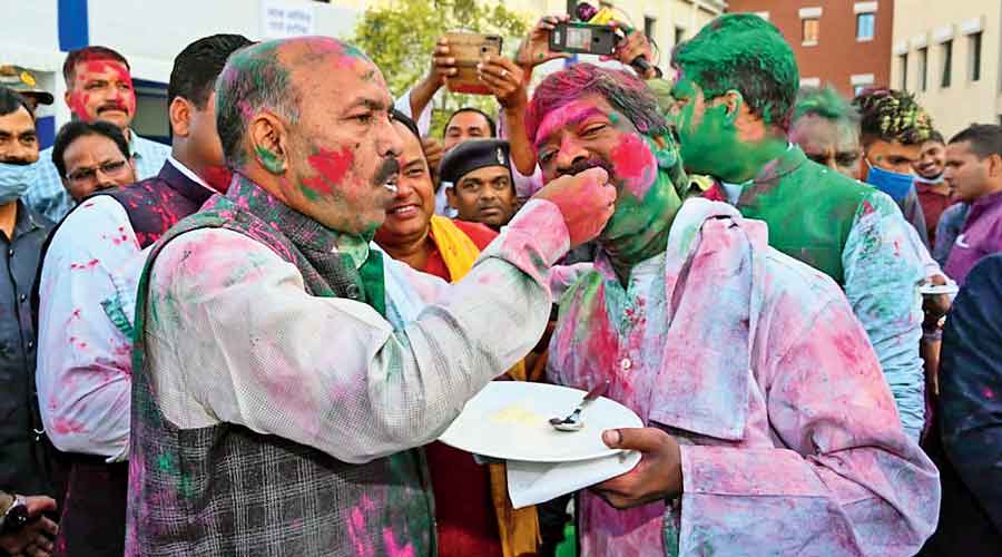 Chief minister Hemant Soren, along with Speaker Rabindra Nath Mahato, celebrates Holi outside the Assembly in Ranchi on Tuesday.