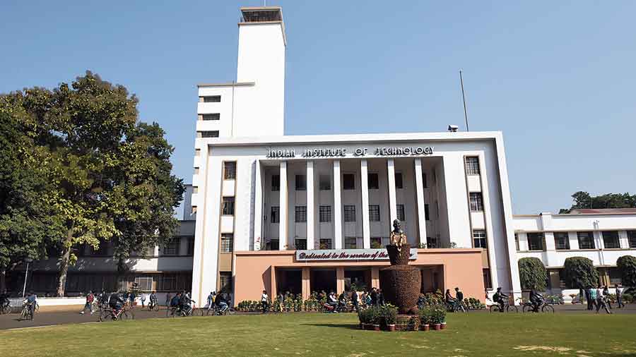 IIT Kharagpur allows students to opt for offline or online exam