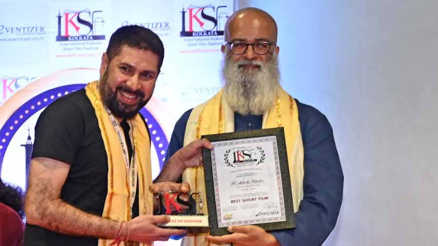 Anuj Bharadwaj (left) receives the Best Short Film award from Arjun Gourisaria for ‘Ek Achchi Naukri’ 