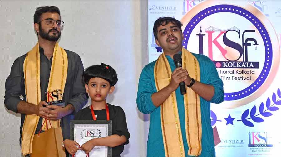 Aritra Dutta Banik (right) presented Soumili Dey Sarkar, 5, with the Best Child Actor award for her performance in ‘The Red Chair’; (left) the film’s music composer Nabarun Bose 
