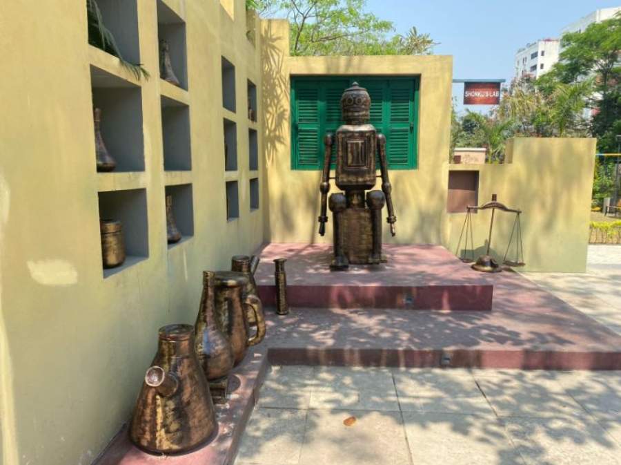 Professor Shonku’s iconic lab in Giridih has also been featured, comprising some of his most popular innovations like the all-knowing robot, Bidhushekhar
