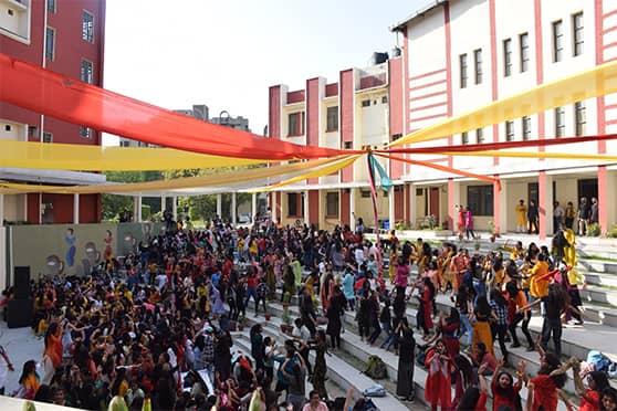 The amphitheater of the college was a full house. Each department was given a specific colour from VIBGYOR for their OOTD (outfit of the day). The campus, which was deserted for two years, began offline classes on February 21. 