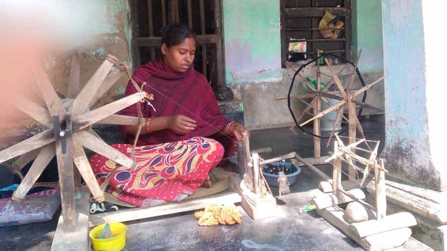 Rita Dey prepares the threads on a ‘noli baata’ machine