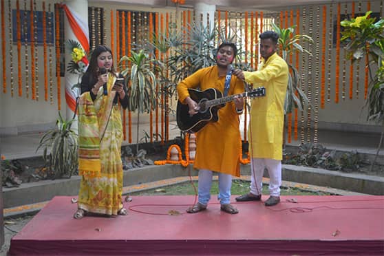 Students of NSHM Knowledge Campus, Durgapur perform at Rang Barse. 