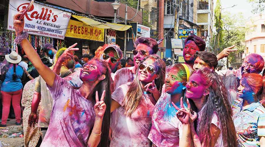 Holi spirit edges out Covid fear from hearts of revellers in Kolkata