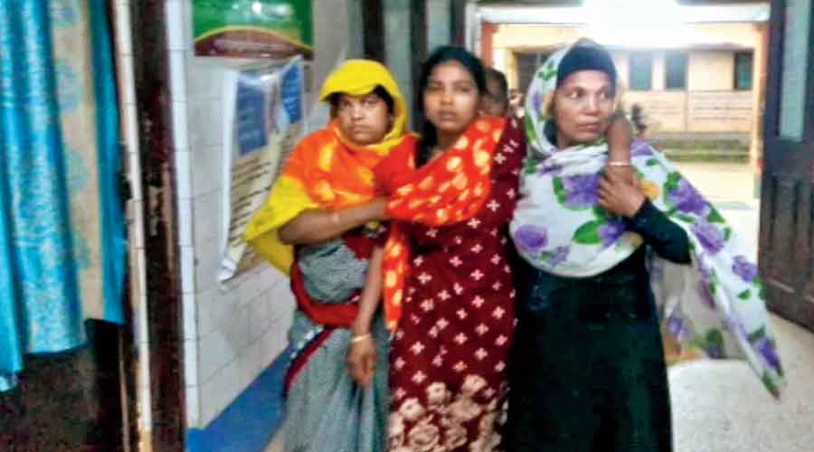 A woman (middle), who fell sick after eating phuchka, at the hospital. 