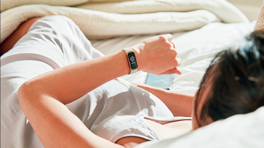 Fitbit’s 24/7 measurements allow you to study your sleep patterns in great detail or survey your level through a one-to-100 score. 
