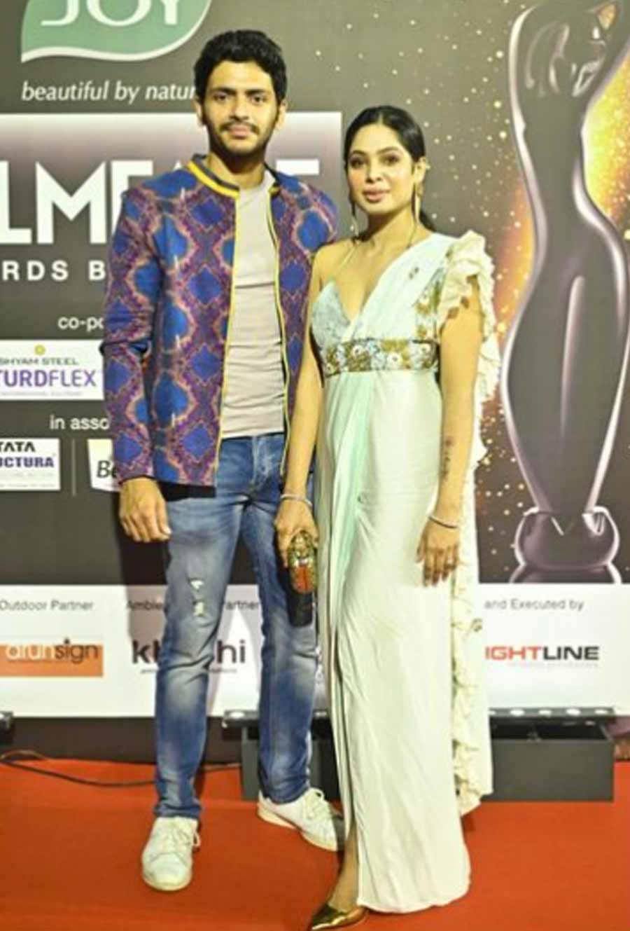 COUPLE GOALS: (From left) Actor Arjun Chakraborty with his wife Sreeja Chakraborty pose together on the red carpet at the Joy Filmfare Awards Bangla 2021 on Thursday, March 17. The actor won  the Critics' Award for Best Actor in a Leading Role (Male) for his performance in 'Avijatrik'. Arjun Chakraborty uploaded this photograph on Instagram and thanked his wife for "being a constant pillar of support..."
