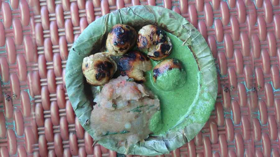 The litti chokha is served with a flavourful coriander chutney