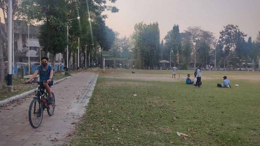 FD Park manages to house a walking path, a playing field and even cricketing nets in its premises. Cycling through the path here and feeling the evening breeze against you makes for one of those simple, underrated pleasures of life in Salt Lake