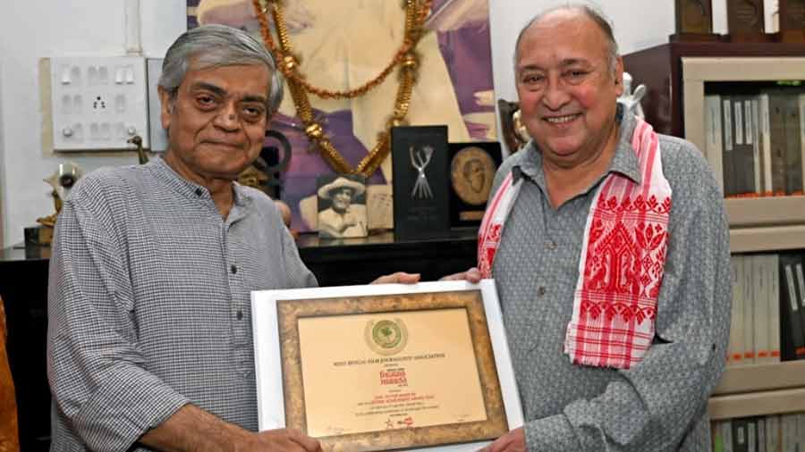 Sandip Ray hands over the Satyajit Ray Lifetime Achievement Award to Victor Banerjee in Satyajit Ray’s study 