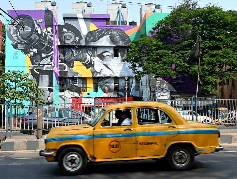 A mural dedicated to the memory of auteur Satyajit Ray was inaugurated near Rabindra Sarobar Metro station on Monday