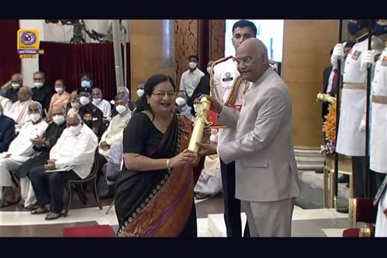 Najma Akhtar receives the Padma Shri from President Ramnath Kovind at Rashtrapati Bhavan on March 21. 