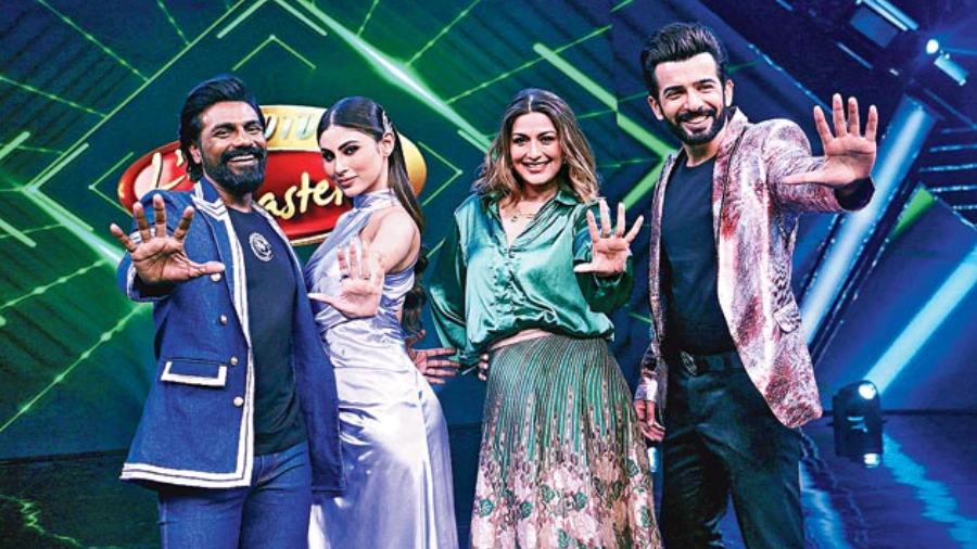 (L-R) Judges Remo D’Souza, Mouni Roy, Sonali Bendre and show anchor Jay Bhanushali on the sets of 'DID L’il Masters'