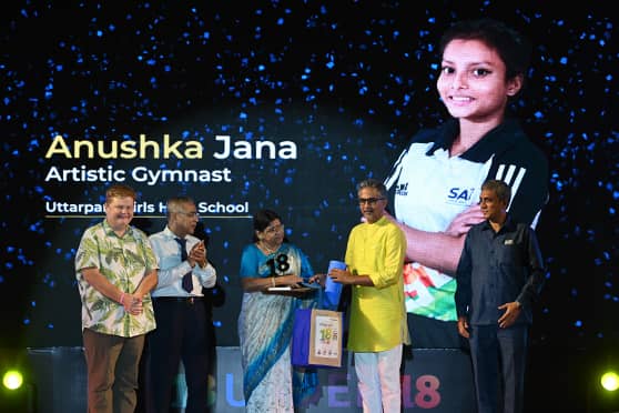 Anushka Jana, a Class X student of Uttarpara Girls High School, Hooghly, is a gymnast. The award was received by Binata Kundu, headmistress, Uttarpara Girls High School. 