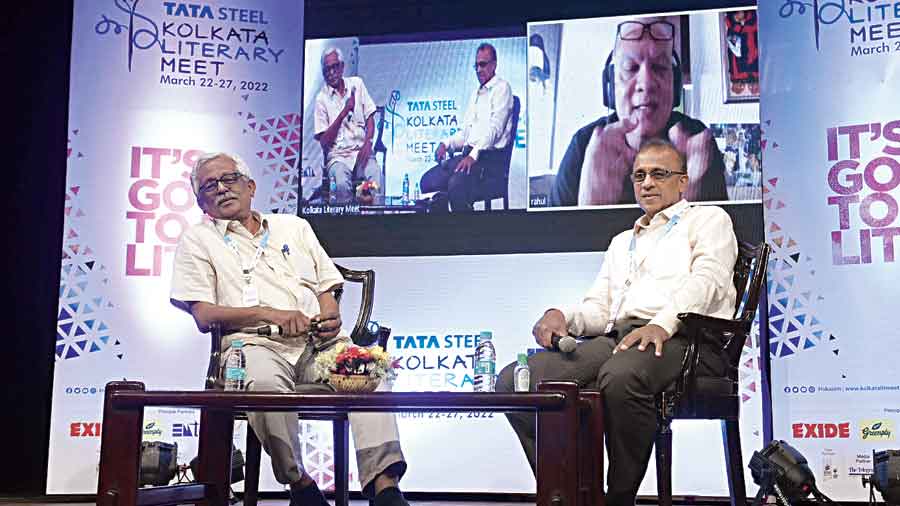 Ekanath Padmanabhan Unny (left) and Rahul DaCunha (on screen) discuss RK Laxman’s legacy at Kalam 2022