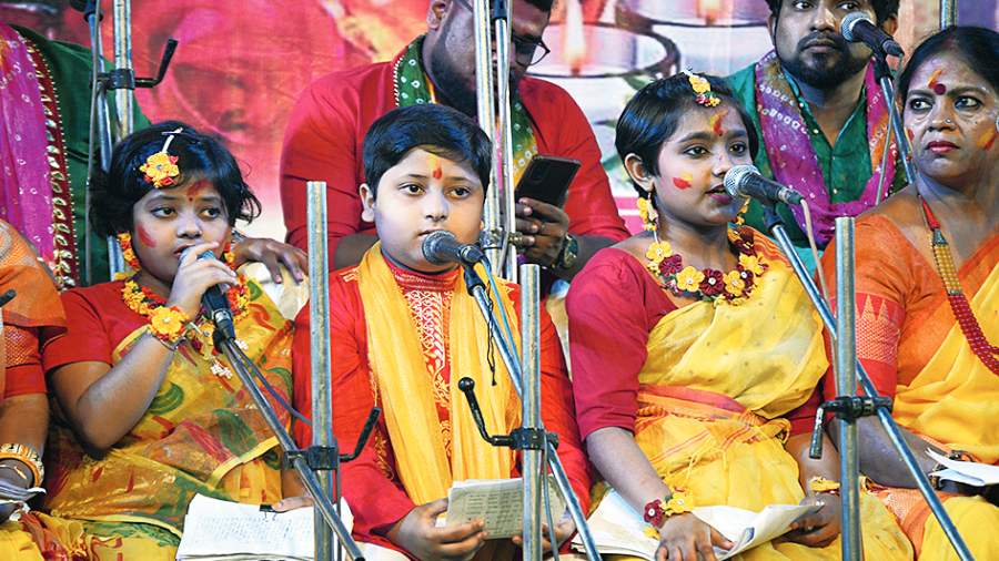 Children sing at the show in FD Park. (Right) Sujit Bose being felicitated after candles were lit before the legends’ photographs. 