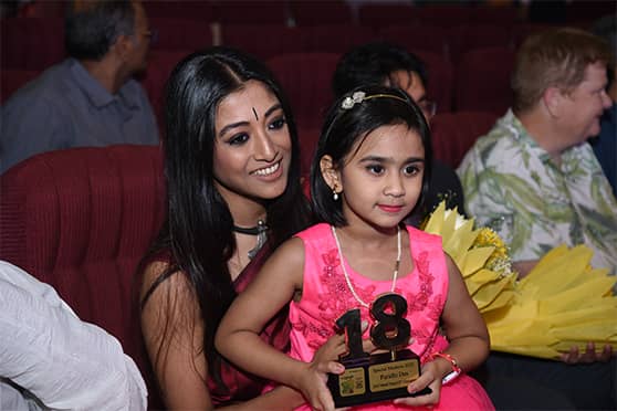 Actress Paoli Dam with Paridhi Das, a UKG student of DAV Model School, IIT Kharagpur, who received a Special Mention. 