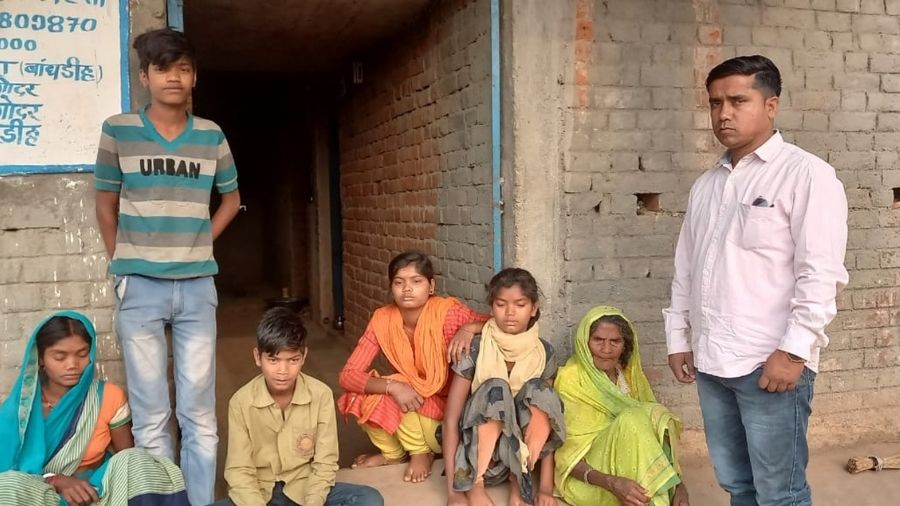 The shocked family members of dead migrant labour Govind Mahato of Ghashra