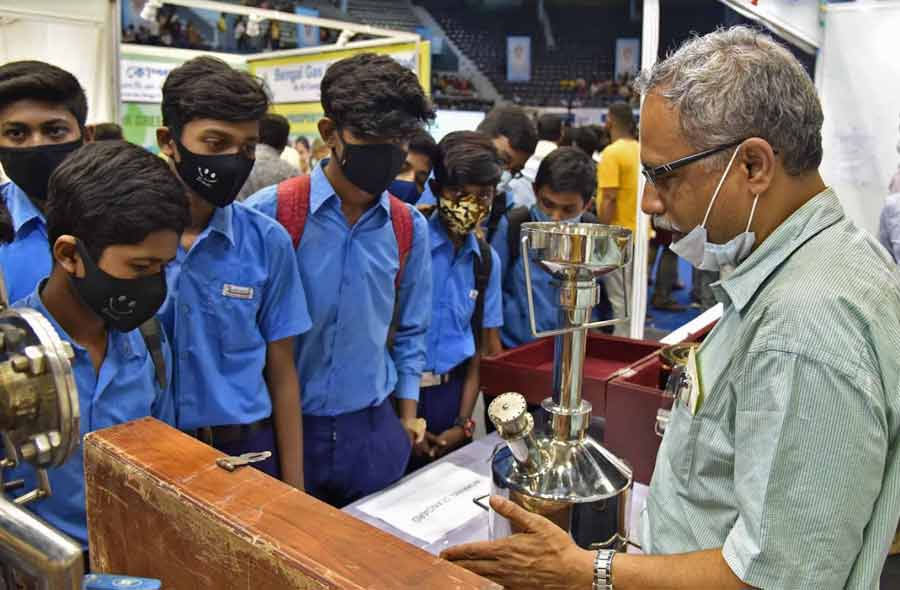 School students learn about consumer rights at the Kreta Suraksha Mela 2021-2022 at Netaji Indoor Stadium on Friday. The fair will be held from March 25 to March 27 