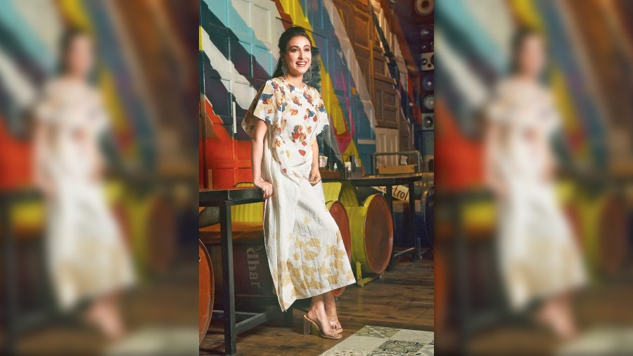 Sayani sported an elegant summer festive look in Tahweave’s handwoven textured cotton kaftan-style tunic detailed with multicoloured screen print. The high pony, natural make-up with bright lips and statement earrings add to the look and the colourful background complements the frame.