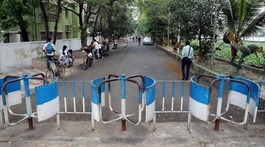 The Patuli Lake Side Park, or Patuli Jheel Park as it’s more commonly referred to, is a green stretch that runs alongside the busy Eastern Metropolitan Bypass in Kolkata’s Ward 101. Enveloped in trees and bushes bearing seasonal flowers, the park sees droves of morning and evening walkers 