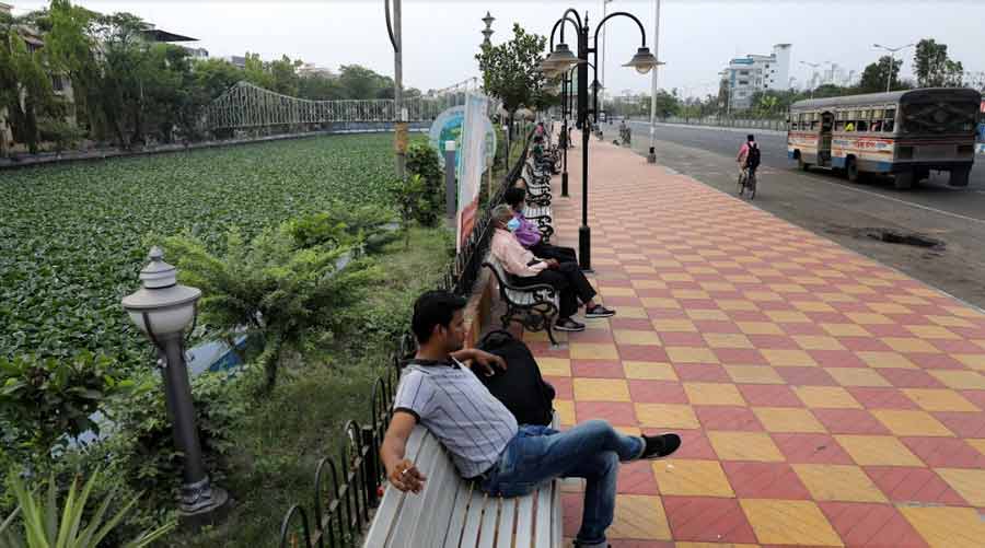 Parallel to one side of the park is Kolkata’s patented hustle and bustle – buses, auto-rickshaws, cycle rickshaws and taxis – making it one of the most well-connected stretches in the area. The opposite side has a quiet serenity. Although the stretch is mostly residential. a few small businesses dot it – a preschool, a Chinese street food joint and a Bangladeshi restaurant.