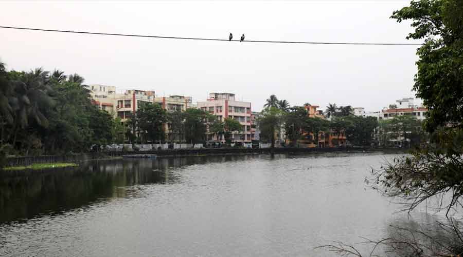 The main attraction of the Patuli Lake Side Park is the scenic body of water that separates the Eastern Metropolitan Bypass from the residential localities of Patuli. The picturesque lake adds a certain tranquility to the locality – making it a sought-after spot for an evening stroll and photo-ops