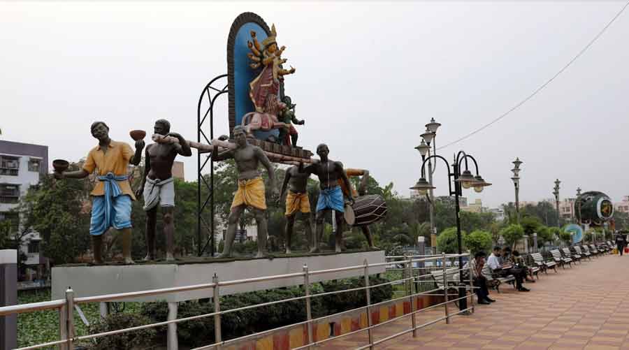 The figurines that add to the park's aesthetics are an ode to the city's biggest and most-loved festival – Durga Puja. The figurines are believed to have first resided at Udayan Sangha, in Naktala
