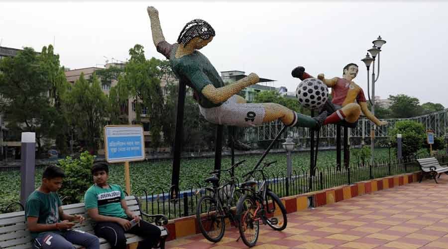 Cyclists often stop by the park to catch a quick breather. Some sit back and relax while others indulge in conversation over piping hot bhar-er-cha and a singhara